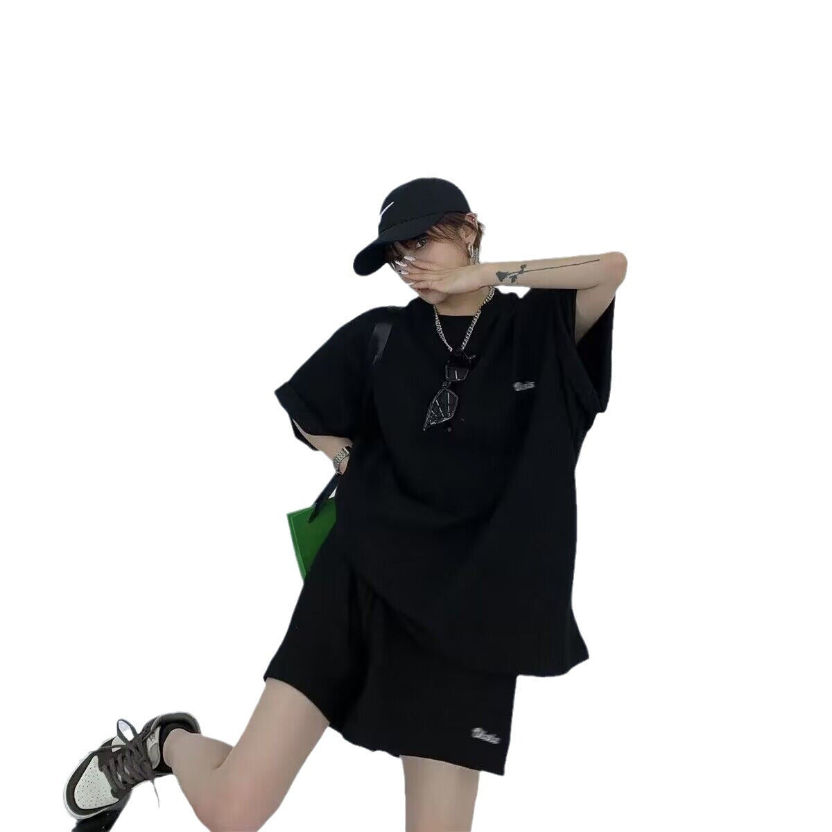 Stylish Loose-fitting Figure-flattering Short-sleeve T-shirt And Shorts Two-piece Set